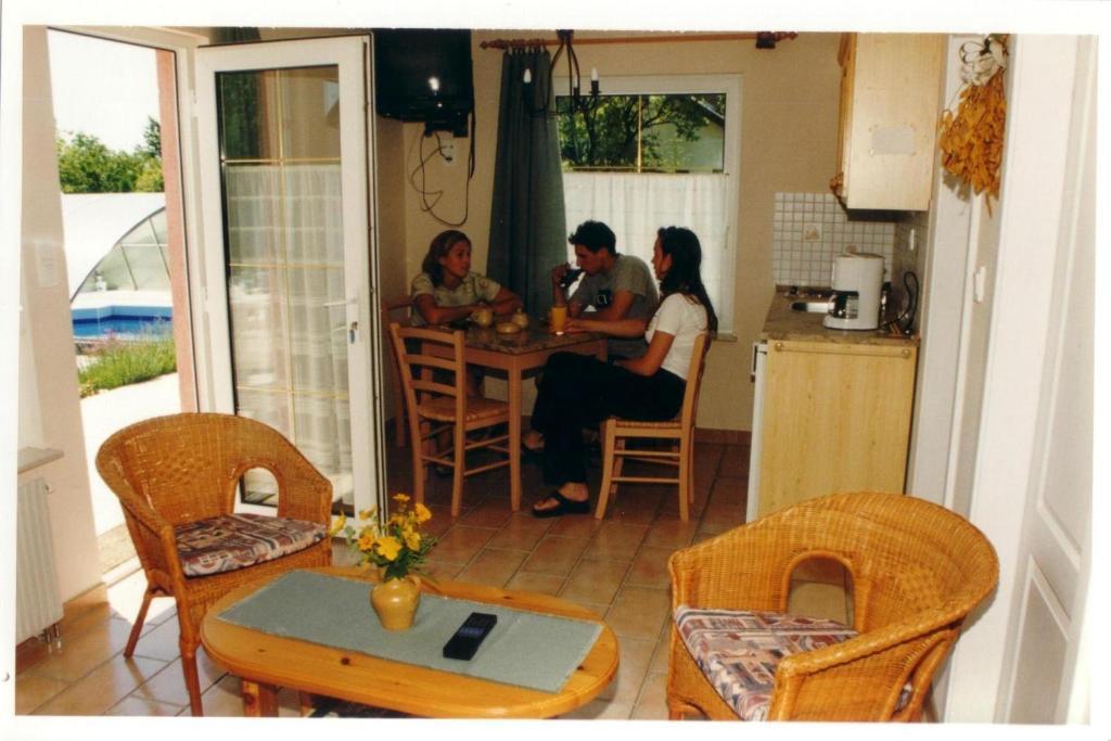 Feszek Apartmanhaz Vonyarcvashegy Luaran gambar